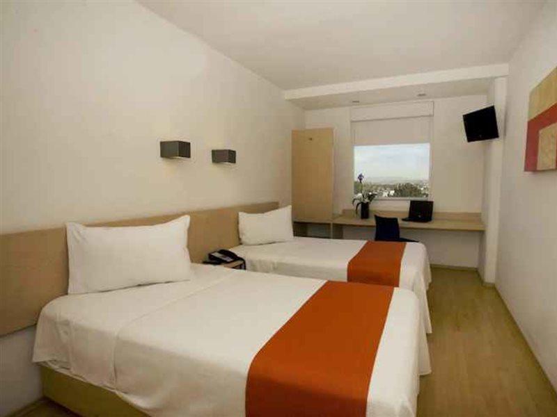 Hotel One Queretaro Plaza Galerias Esterno foto