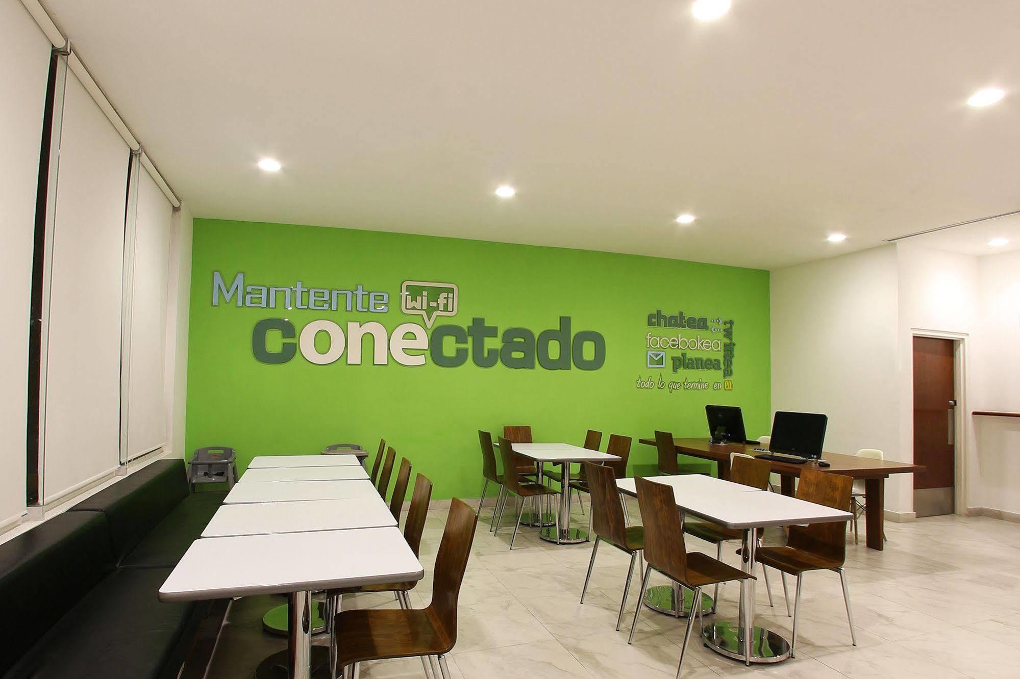 Hotel One Queretaro Plaza Galerias Esterno foto