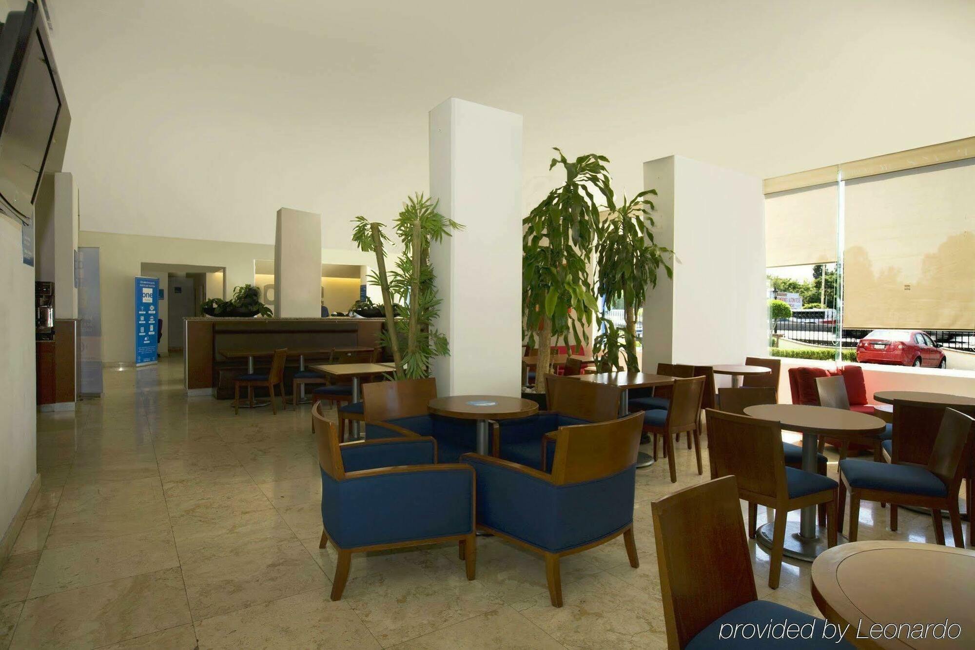 Hotel One Queretaro Plaza Galerias Ristorante foto